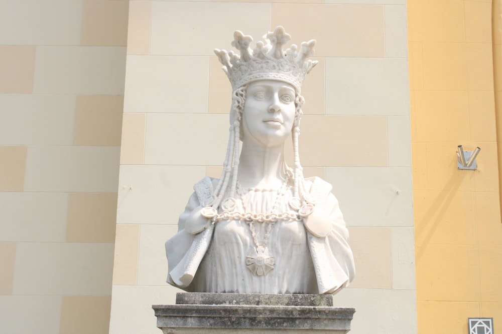 woman in white dress statue