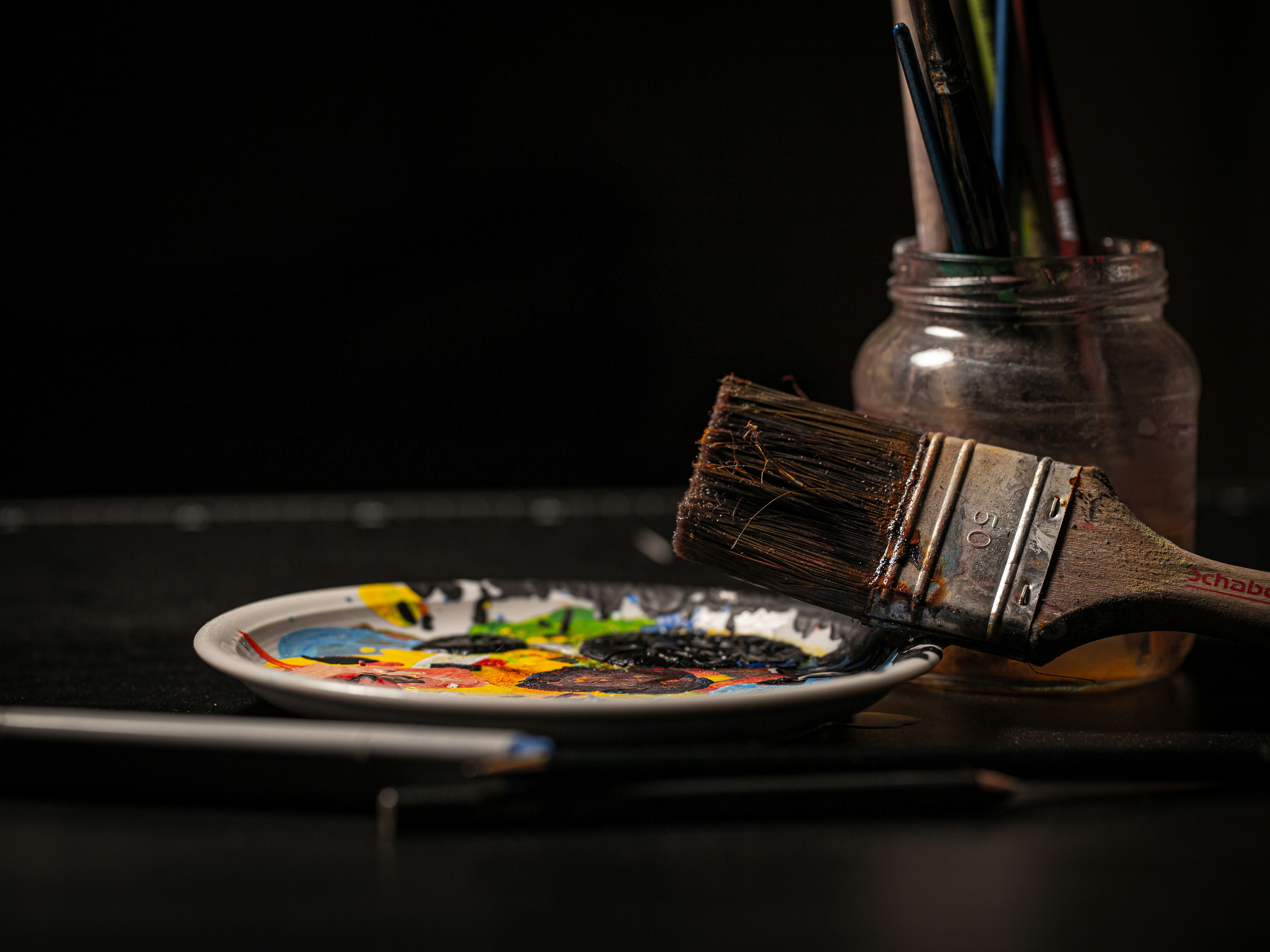 braune Holzbürste auf weißer und blauer runder Platte