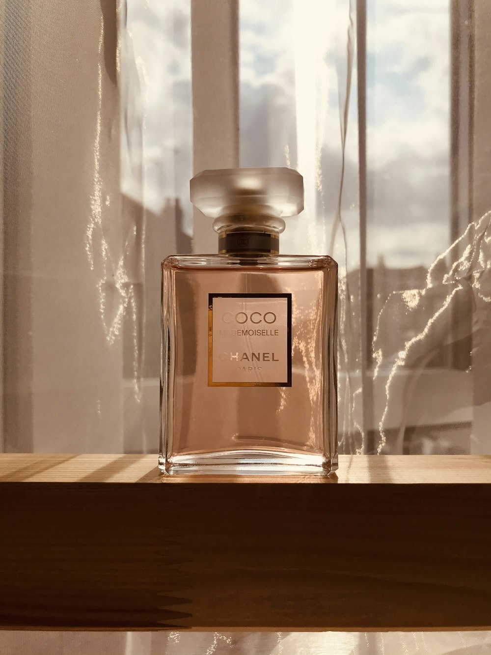Flacon de parfum en verre transparent sur table en bois brun
