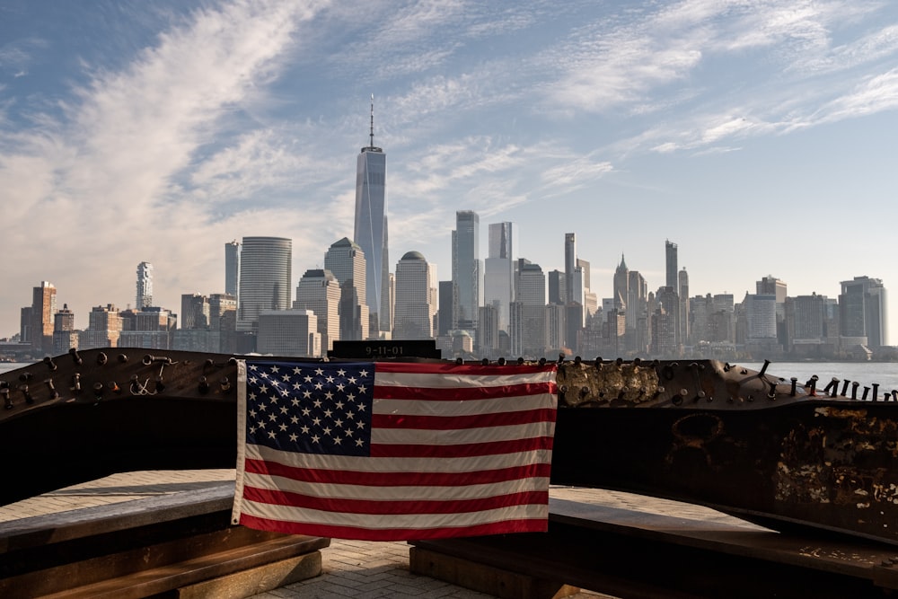 茶色の木製のベンチに国旗を載せた米国