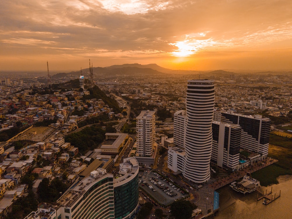 Vue aérienne des bâtiments de la ville au coucher du soleil