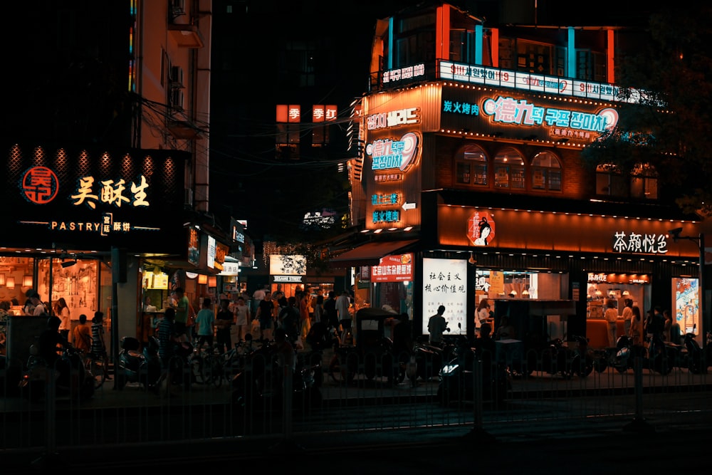 Personas que caminan por la calle durante la noche