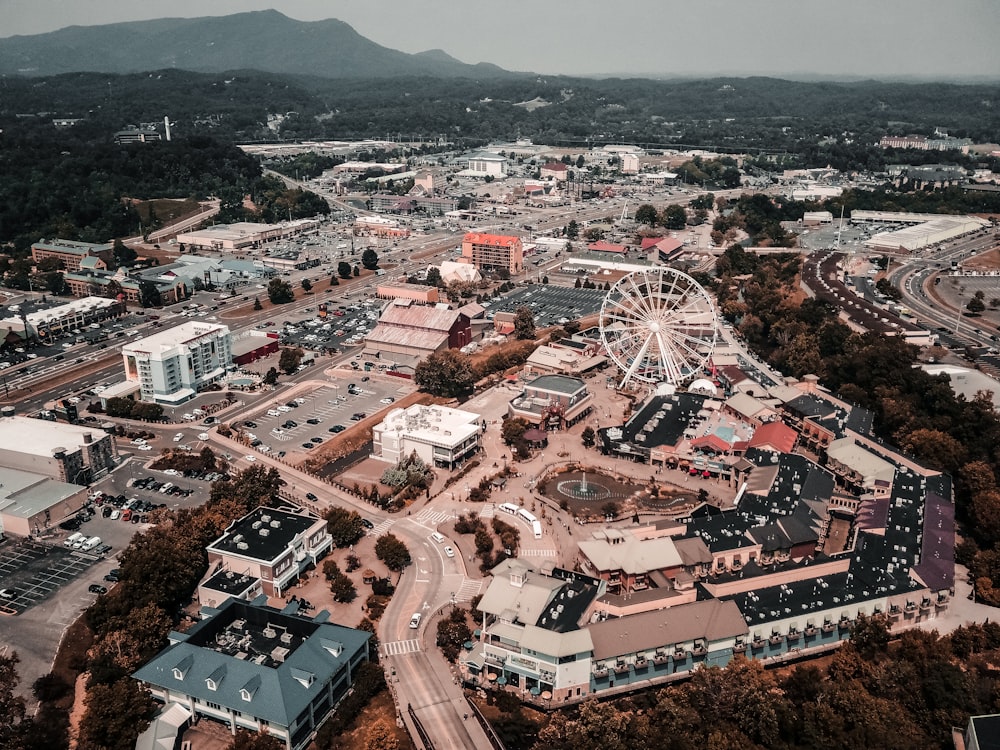 vista aérea dos edifícios da cidade durante o dia