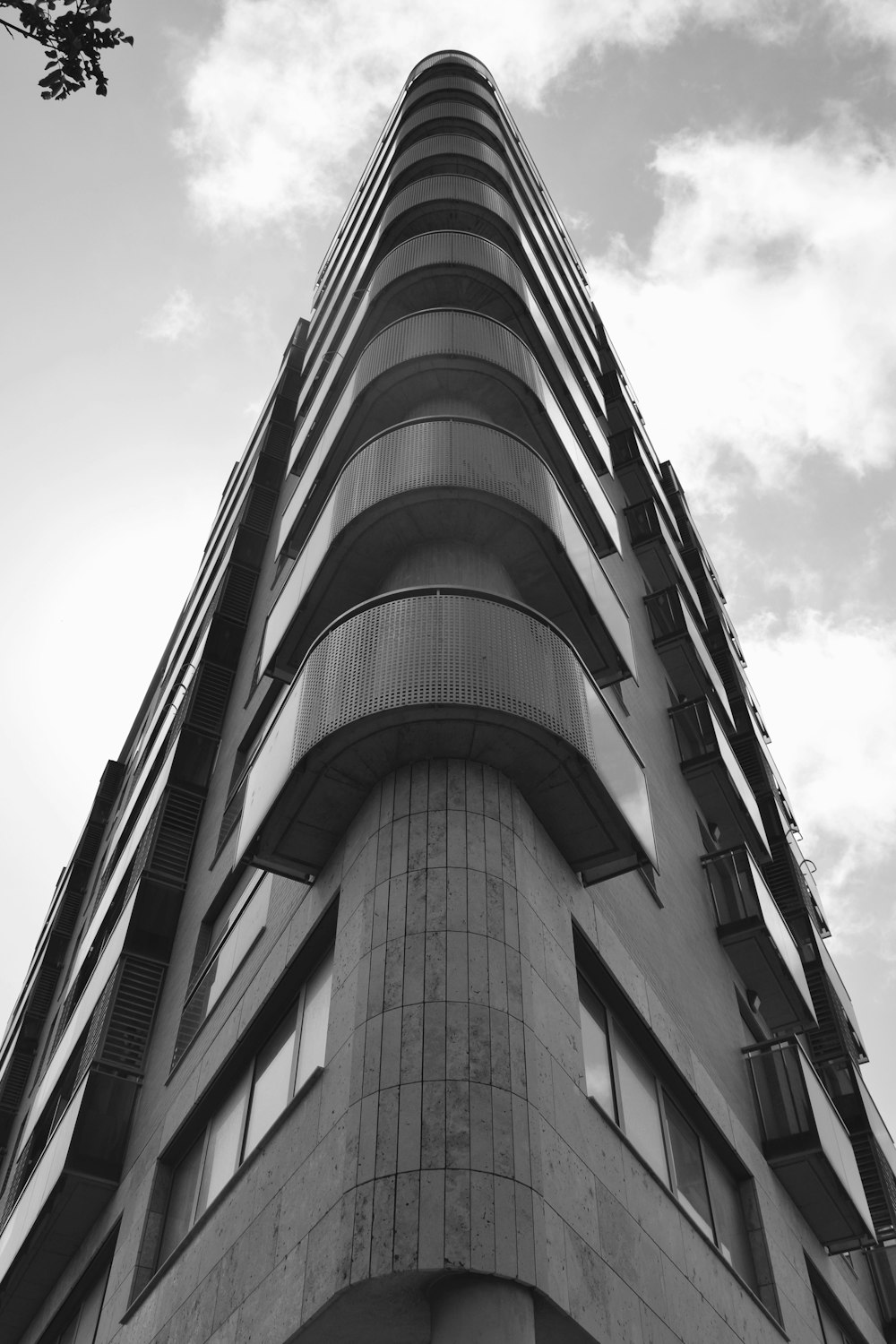 콘크리트 건물의 그레이스케일 사진
