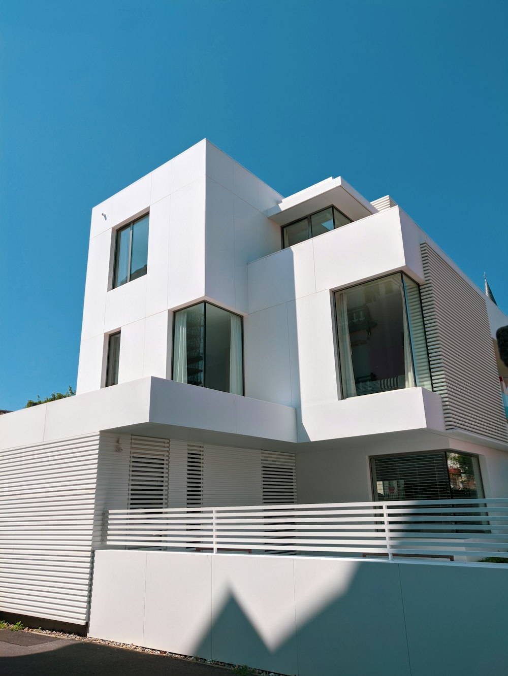 Bâtiment en béton blanc sous le ciel bleu pendant la journée