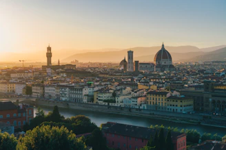Il Duomo di Firenze e l'Arno al tramonto.