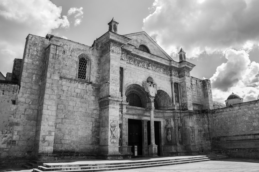 foto em tons de cinza do edifício de concreto