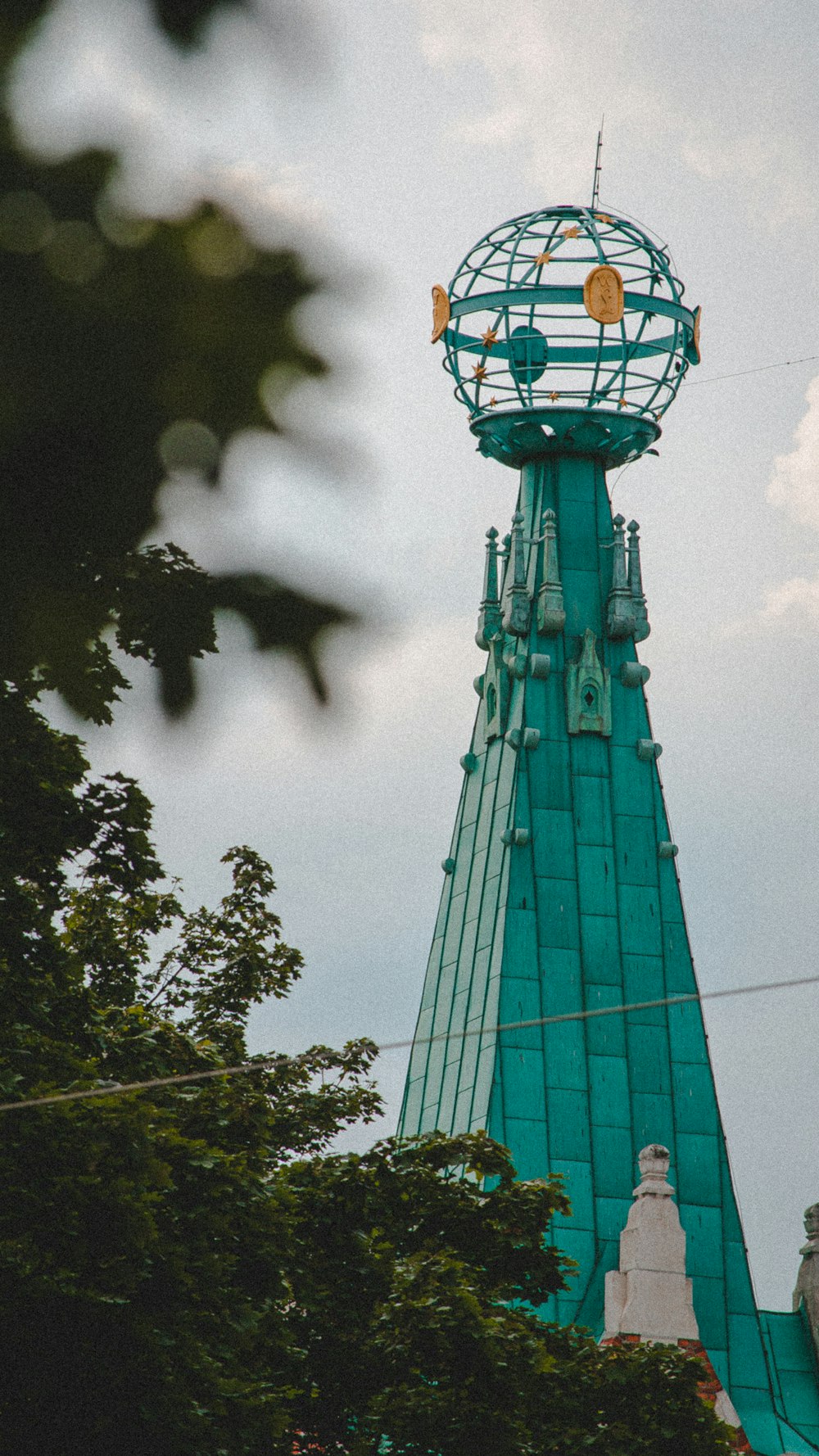 Grüner Turm unter weißen Wolken