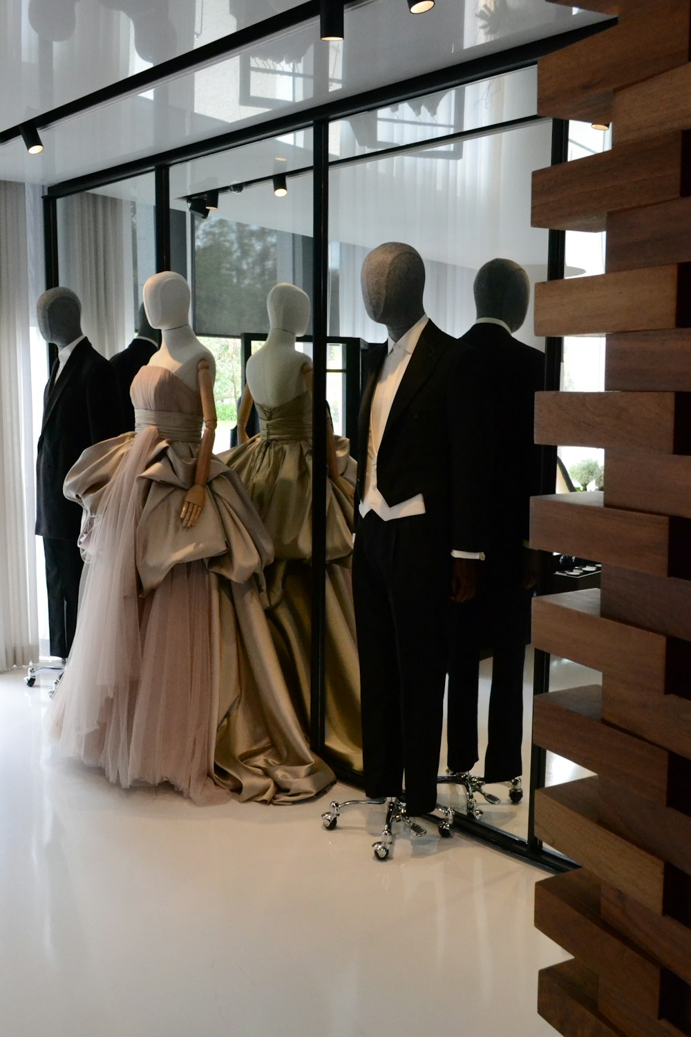 hombre en traje negro de pie junto a mujer en vestido blanco