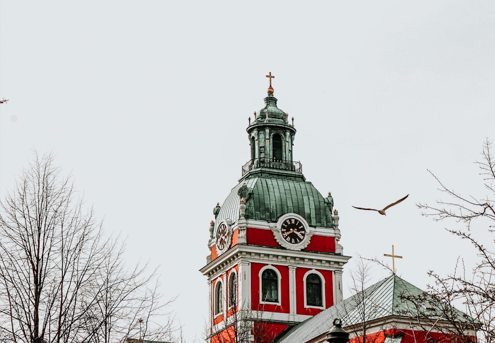 Edificio de hormigón verde y rojo