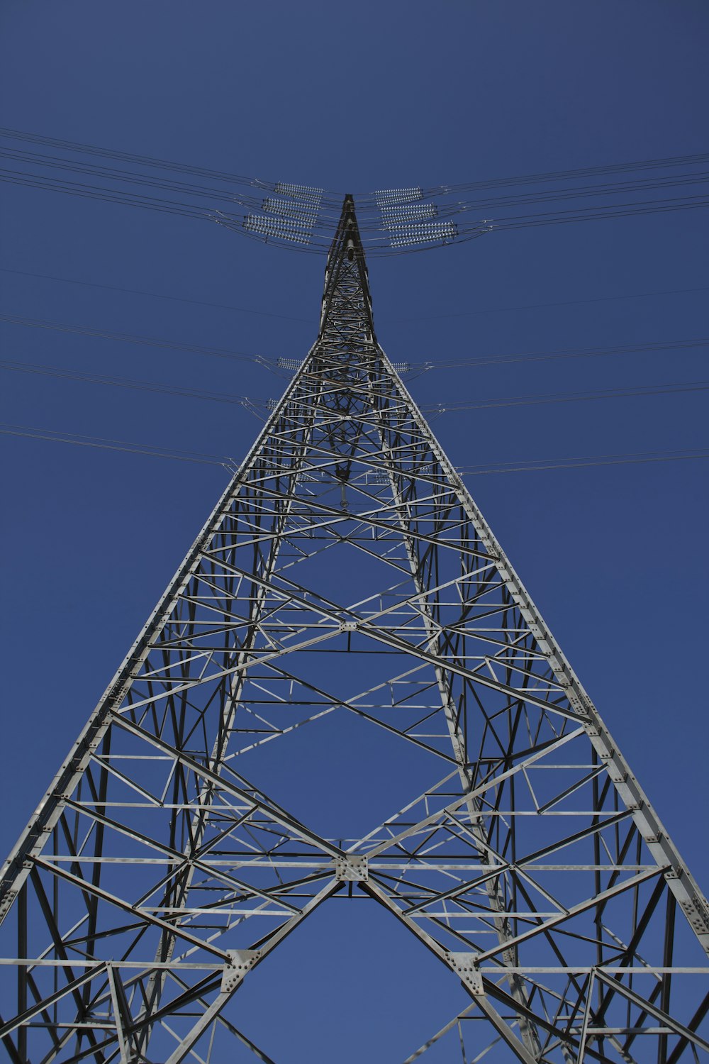Torre de metal gris bajo el cielo azul durante el día