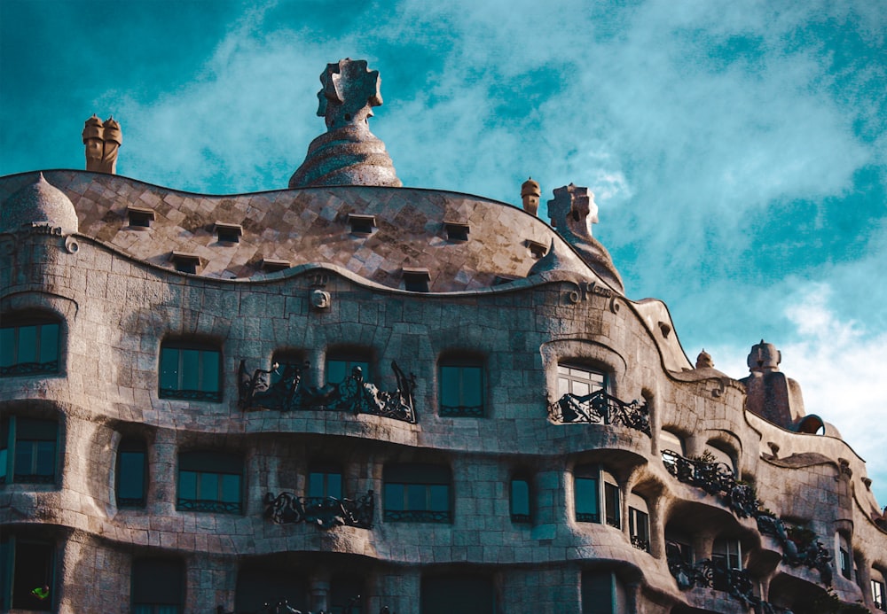 Edificio de hormigón marrón bajo el cielo azul durante el día