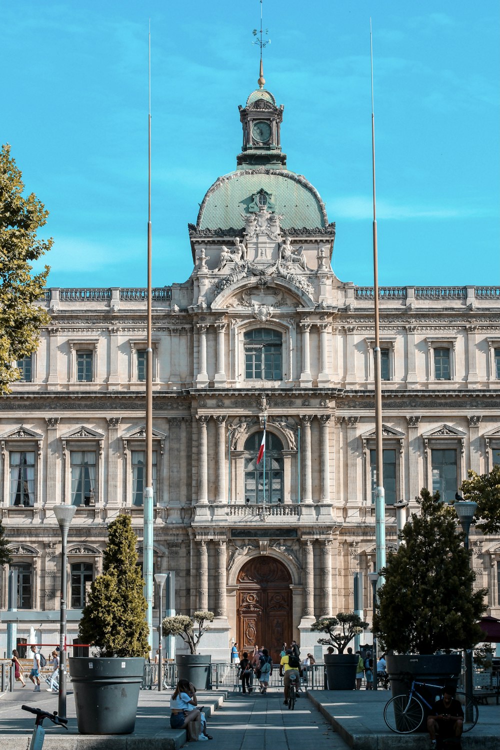 edificio in cemento grigio durante il giorno