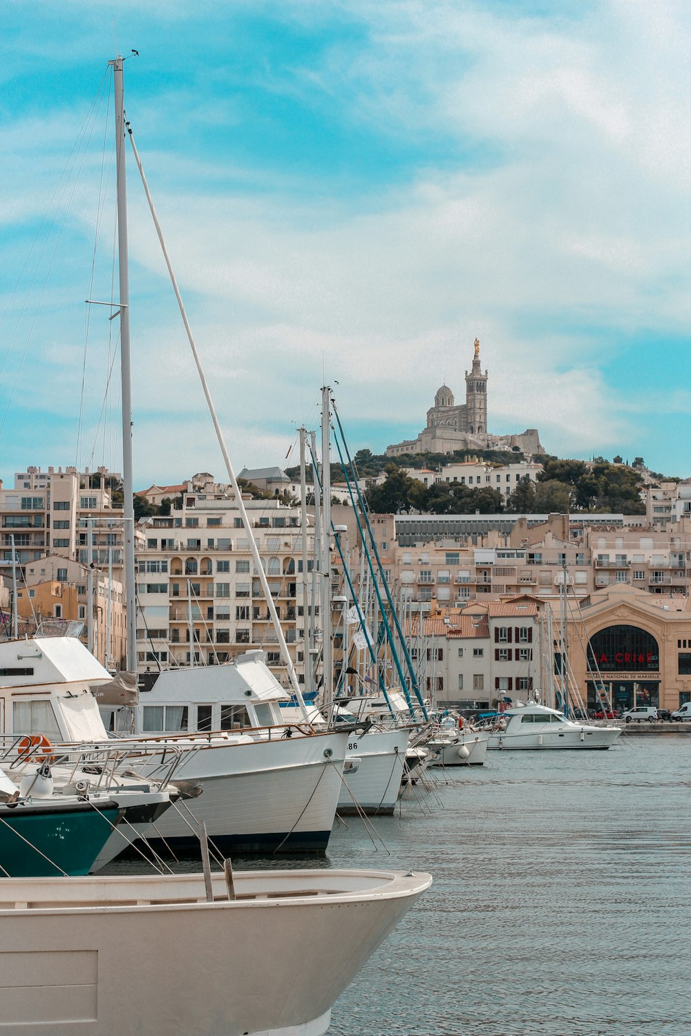 Barca bianca e blu sul molo durante il giorno