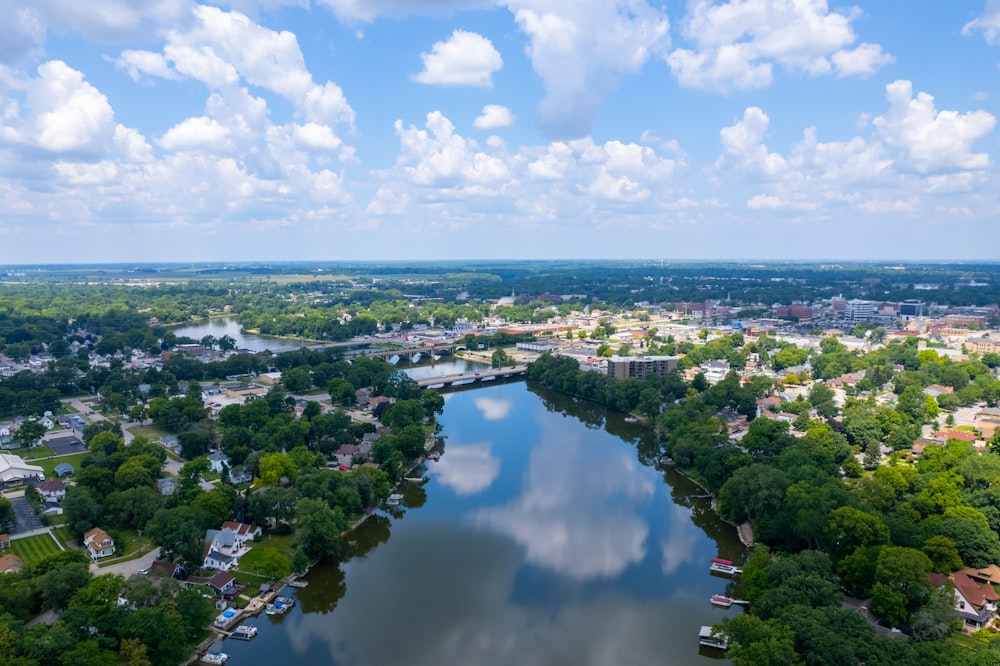 Vista aérea de la ciudad cerca del cuerpo de agua durante el día