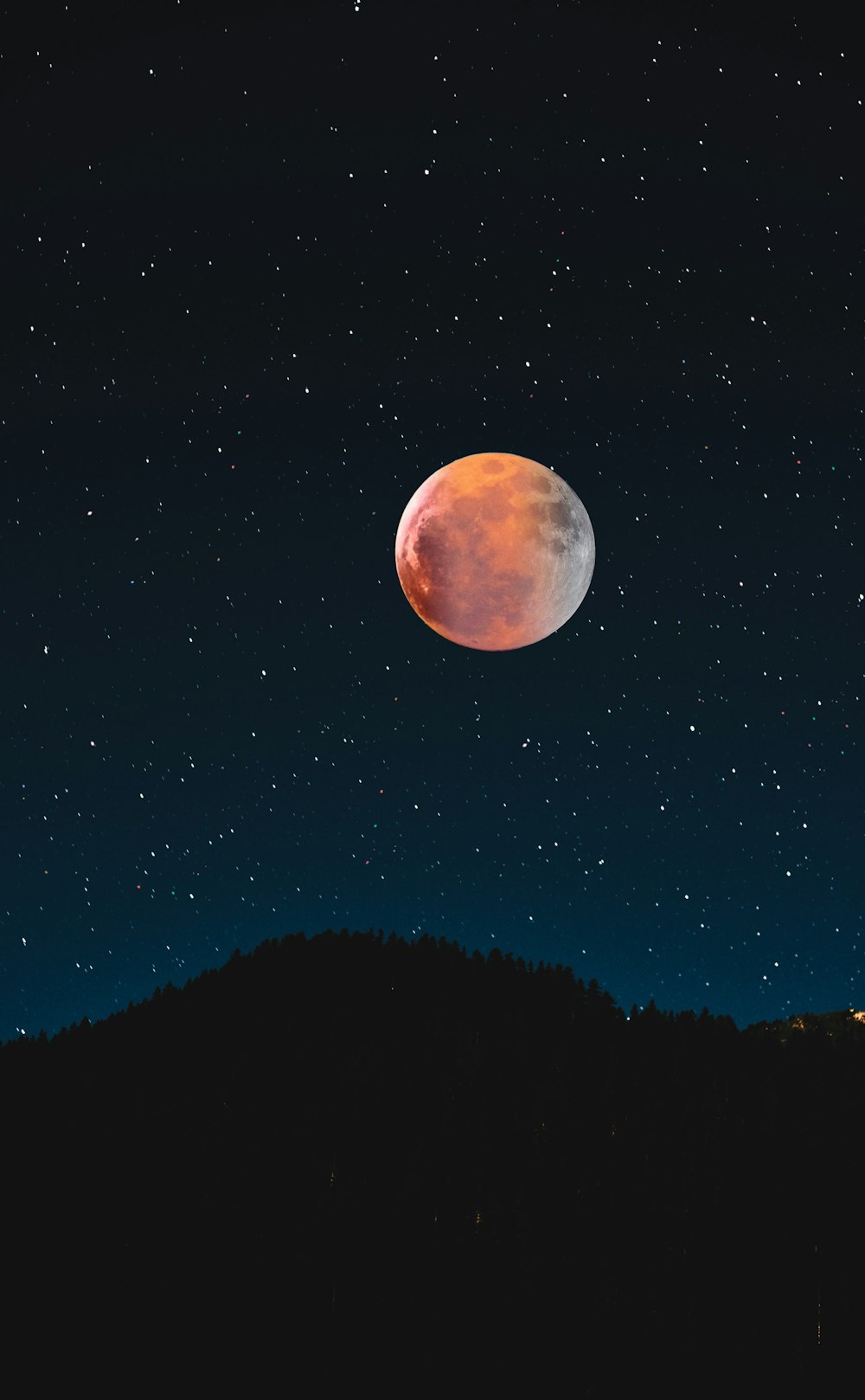 silhouette de montagne sous la pleine lune