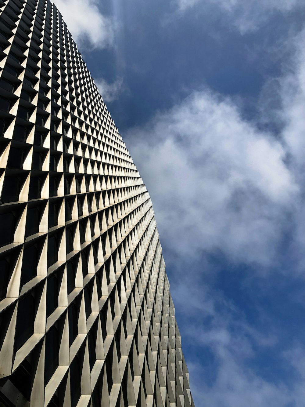 edifício de concreto cinza sob o céu azul durante o dia