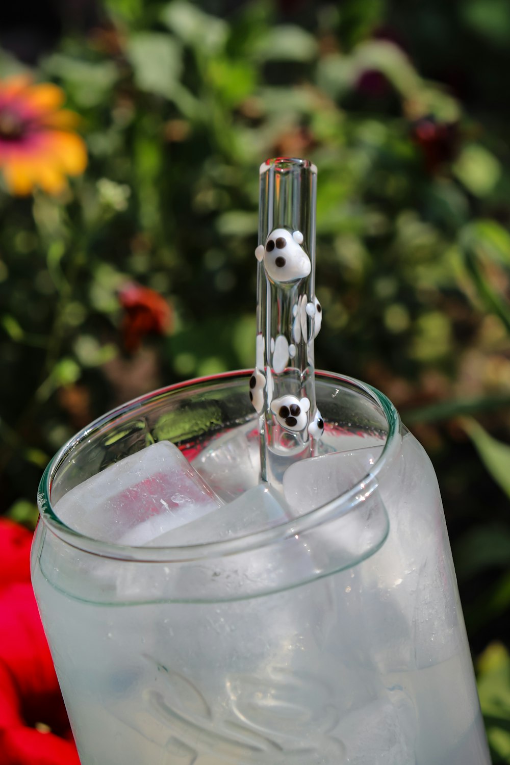 Bouteille en verre transparent avec de l’eau