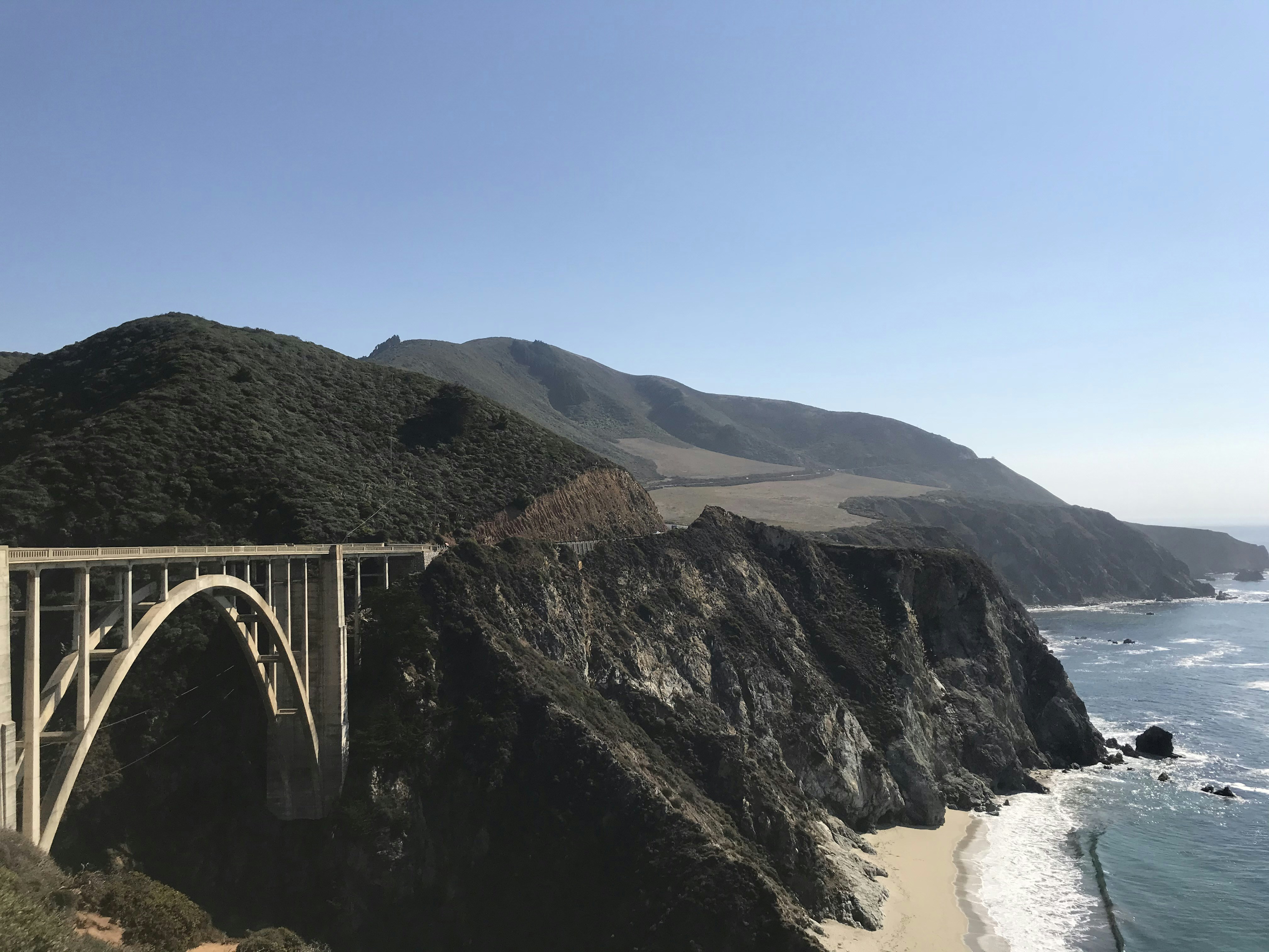 ponte bianco sul mare durante il giorno