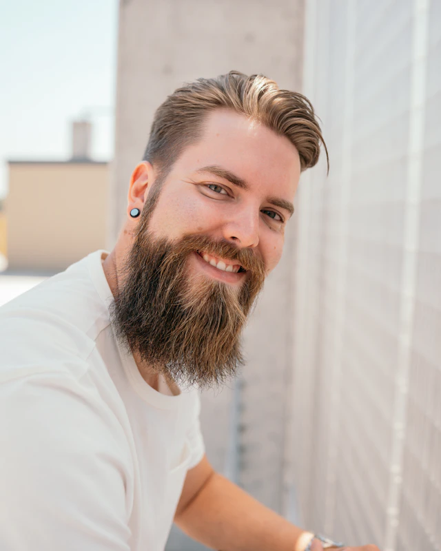 Hombre sonriendo con polera blanca