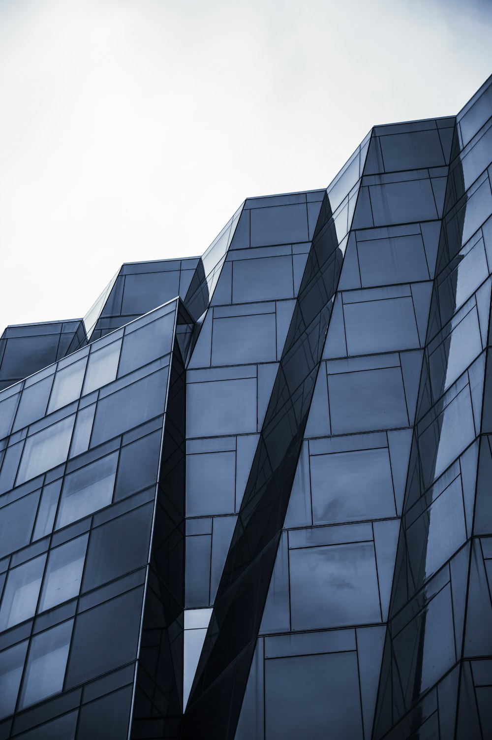 edificio in calcestruzzo grigio e nero