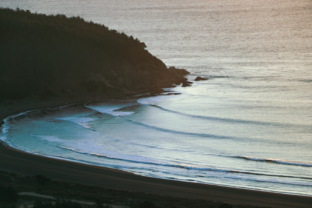 ocean waves crashing on shore during daytime