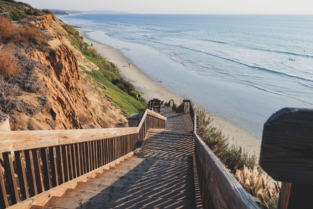 Pont en bois brun sur la plage pendant la journée