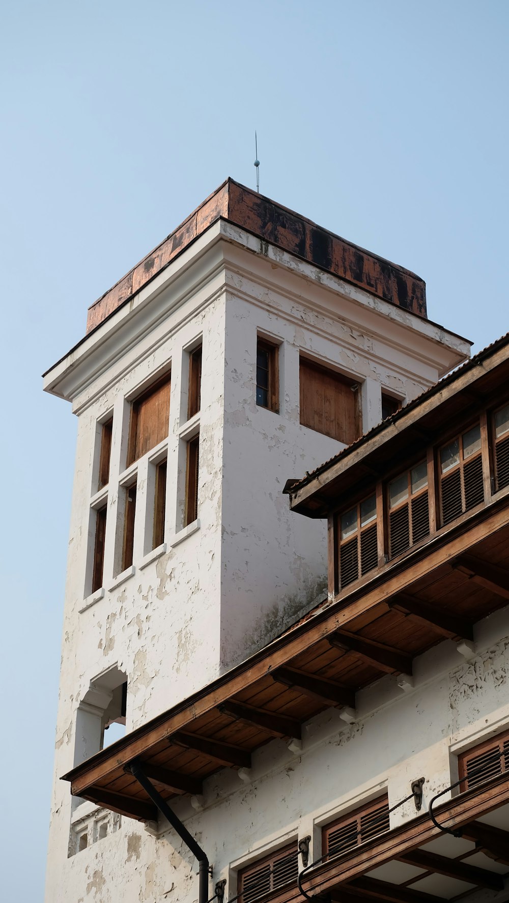 edificio in cemento bianco sotto il cielo blu durante il giorno