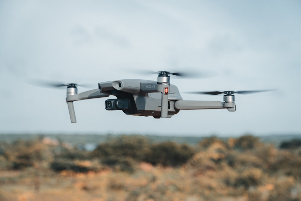 drone cinza voando no ar durante o dia