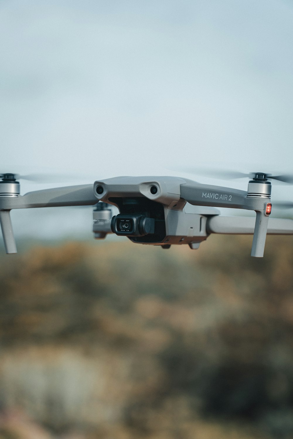 Dron gris y negro en el aire durante el día