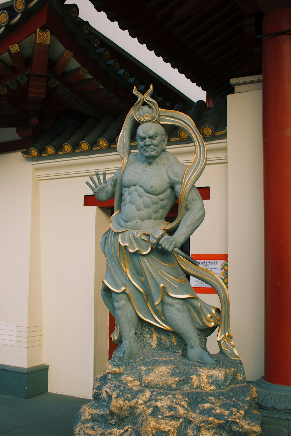 Statue de dragon vert et or