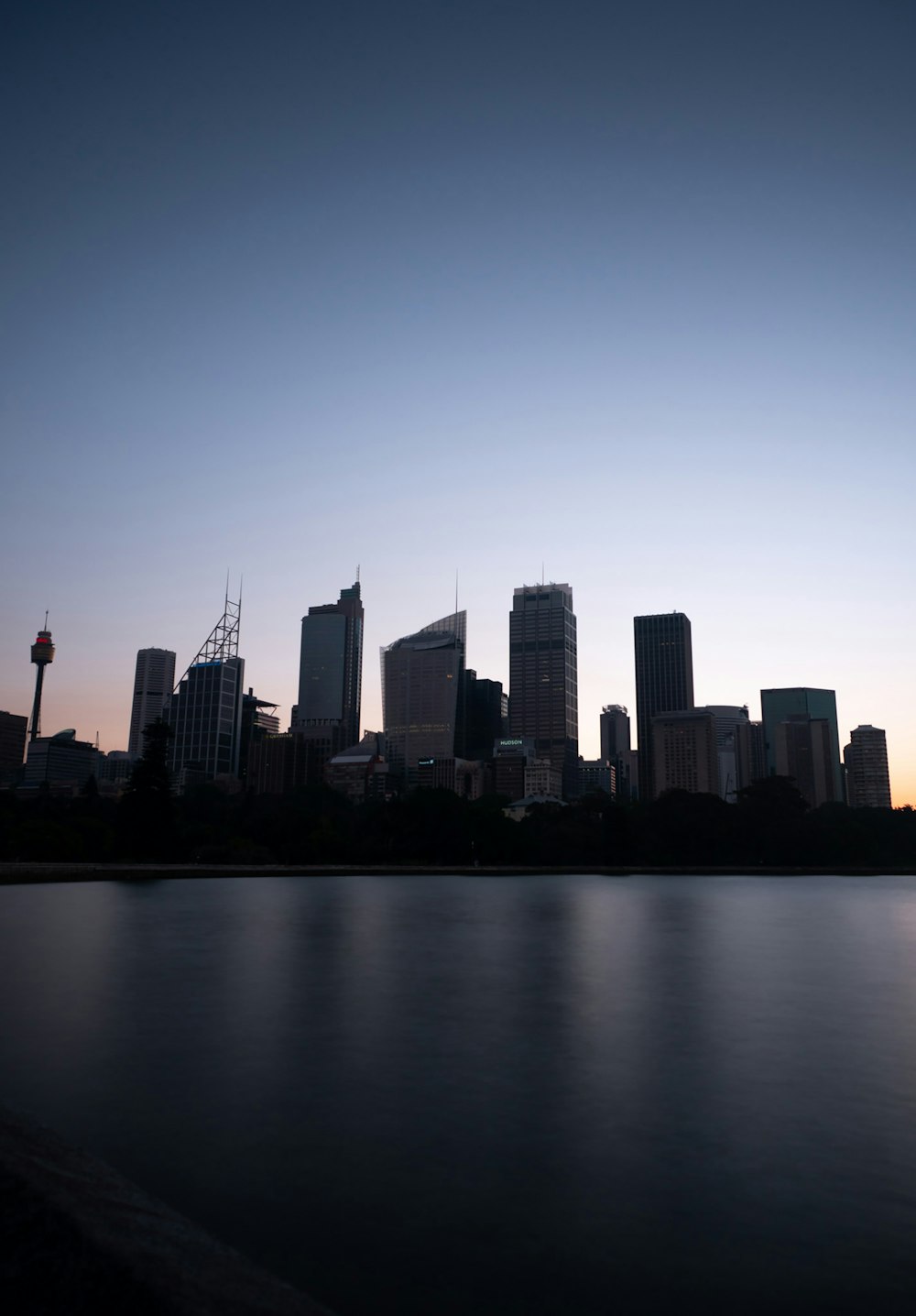 Skyline der Stadt tagsüber über das Gewässer