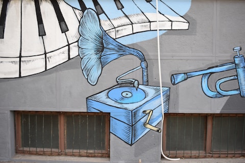 blue and white bird graffiti