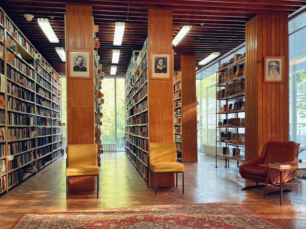 scaffali per libri in legno marrone su pavimento in legno marrone
