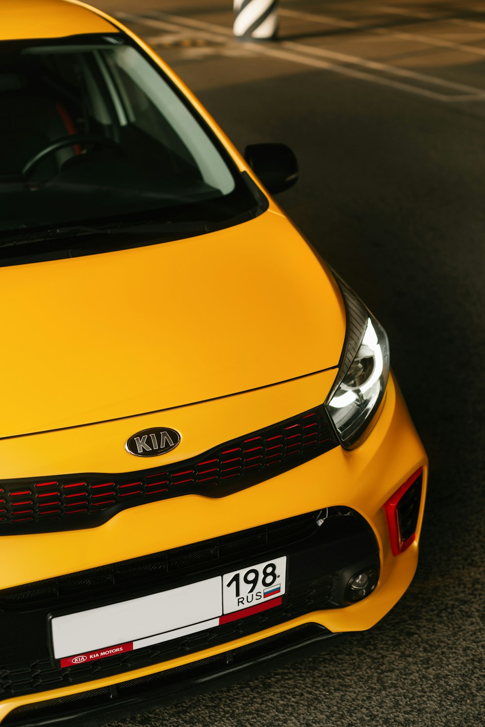 carro amarelo na estrada de asfalto preto durante o dia