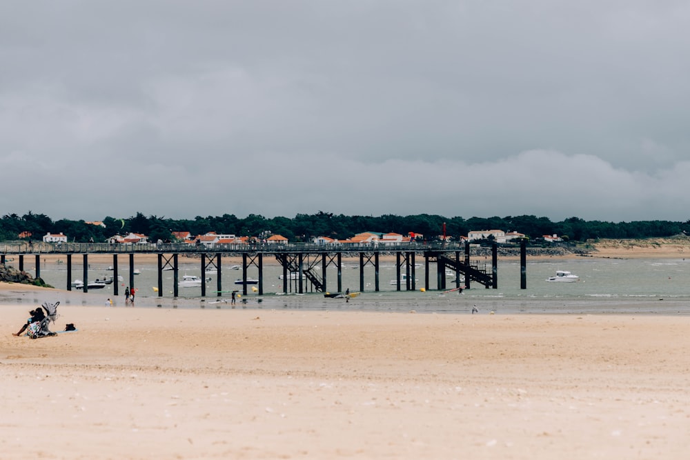 Braunes Holzdock am Strand tagsüber