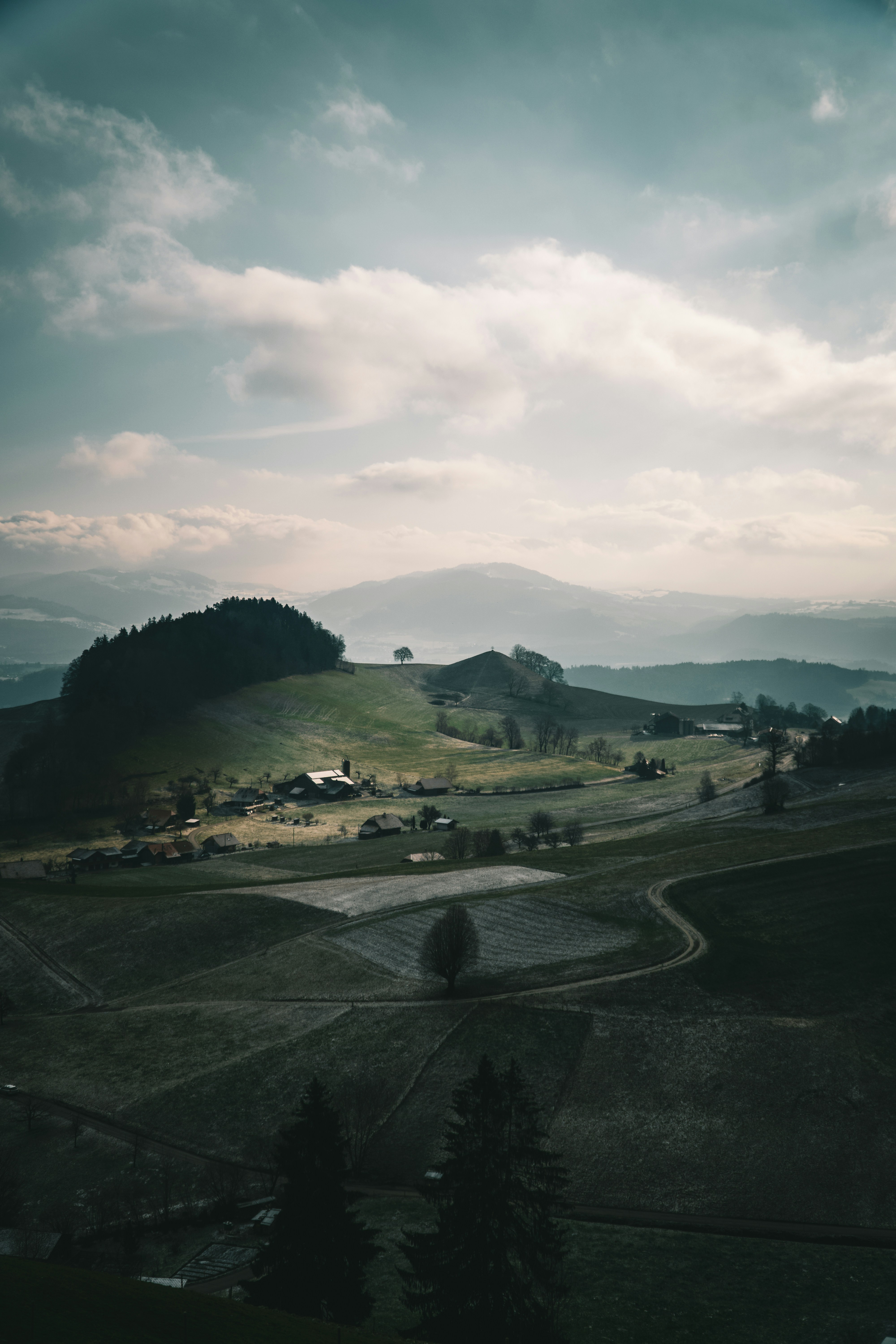 Grüne Rasenwiese unter bewölktem Himmel tagsüber