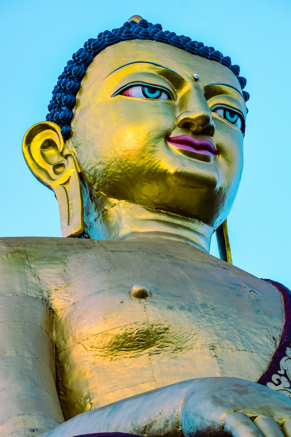 gold statue of man with red and gold crown