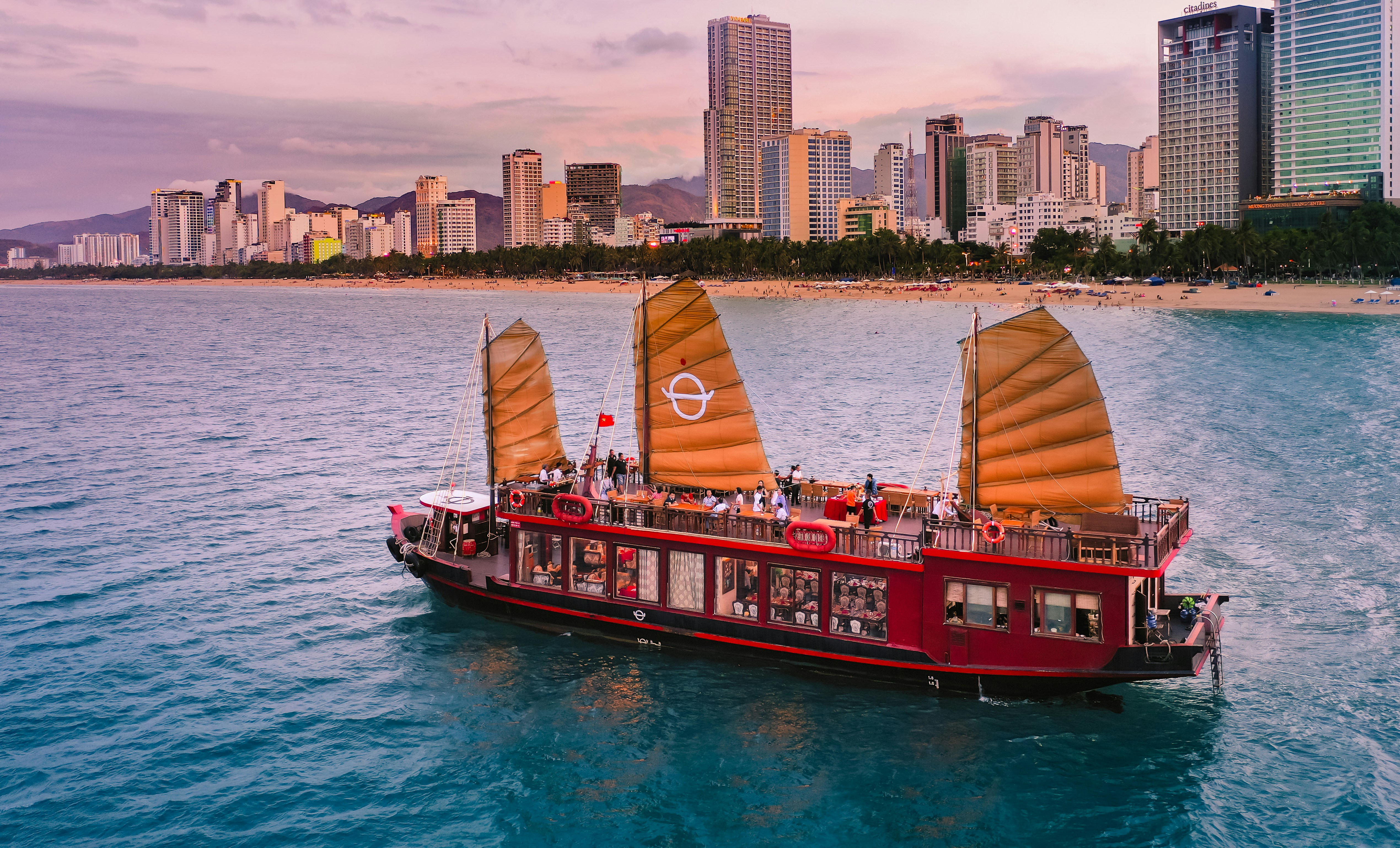 Bateau rouge et noir sur la mer pendant la journée photo – Photo Bateau ...