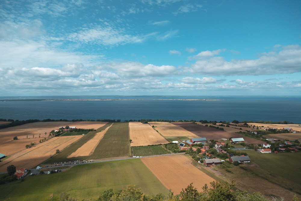 Vue aérienne de la ville près d’un plan d’eau pendant la journée