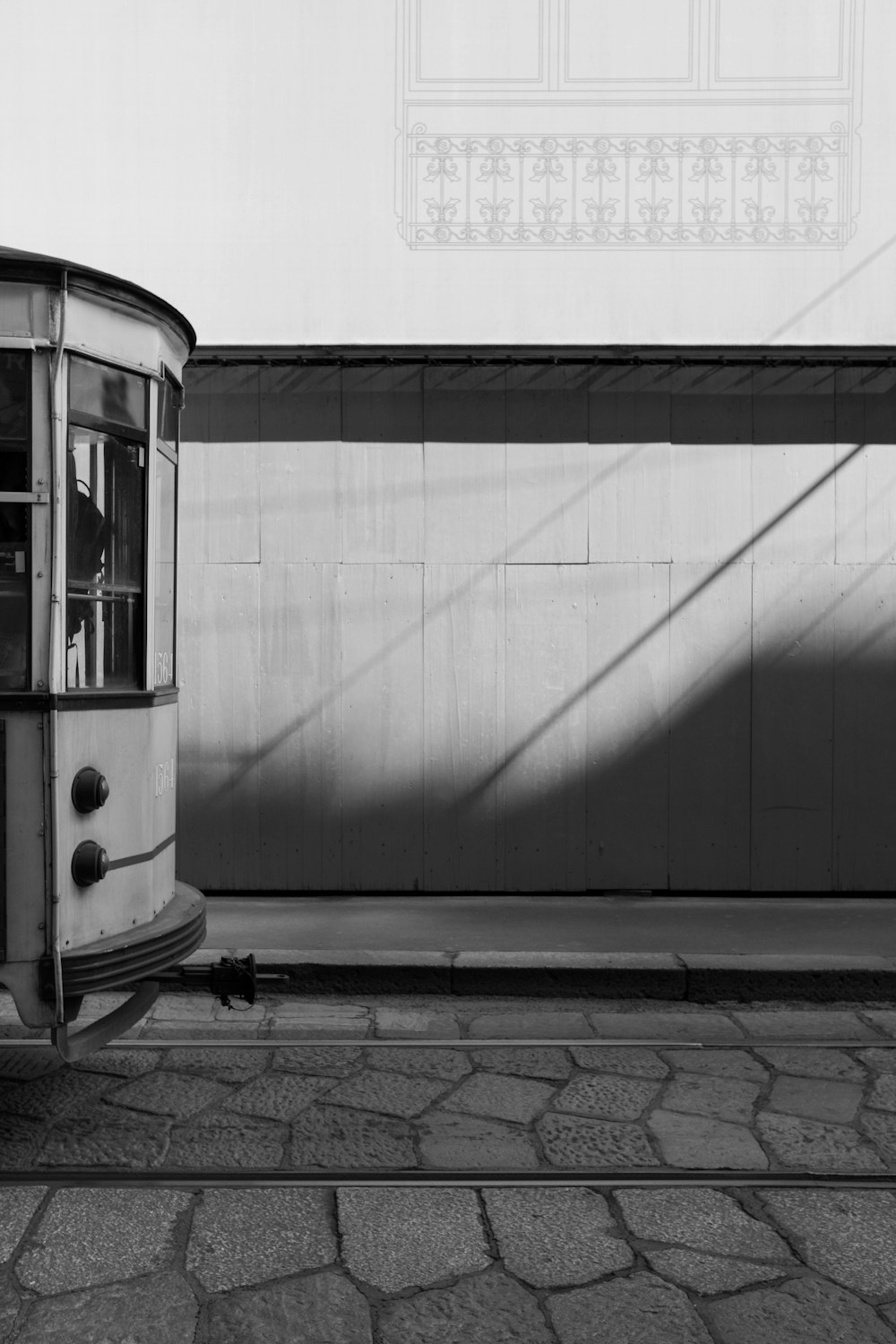 foto in scala di grigi di un treno