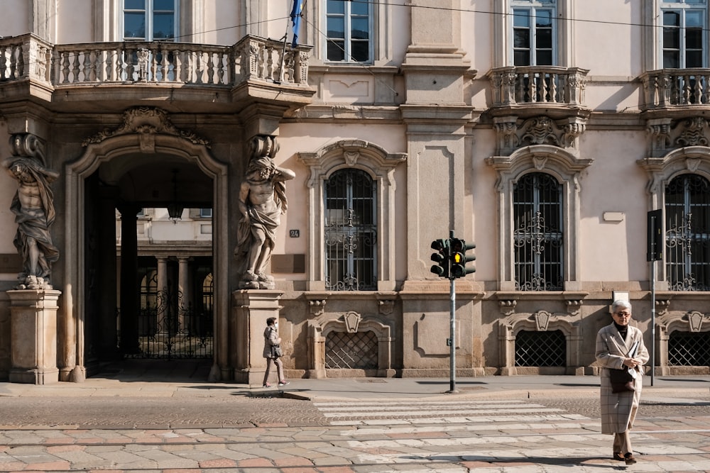 edifício de concreto marrom e branco