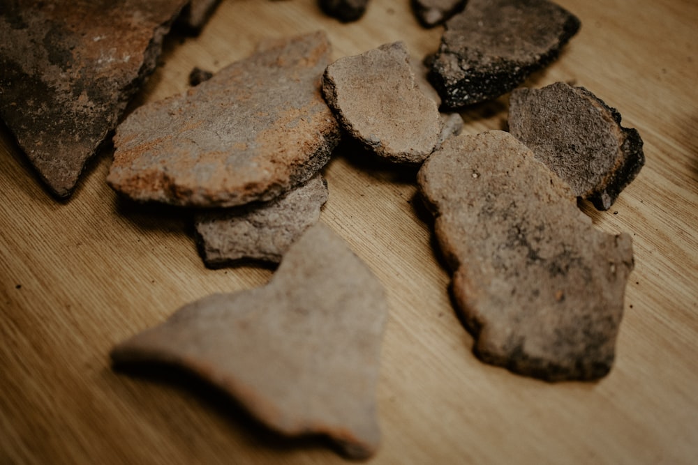 galletas marrones sobre mesa de madera marrón