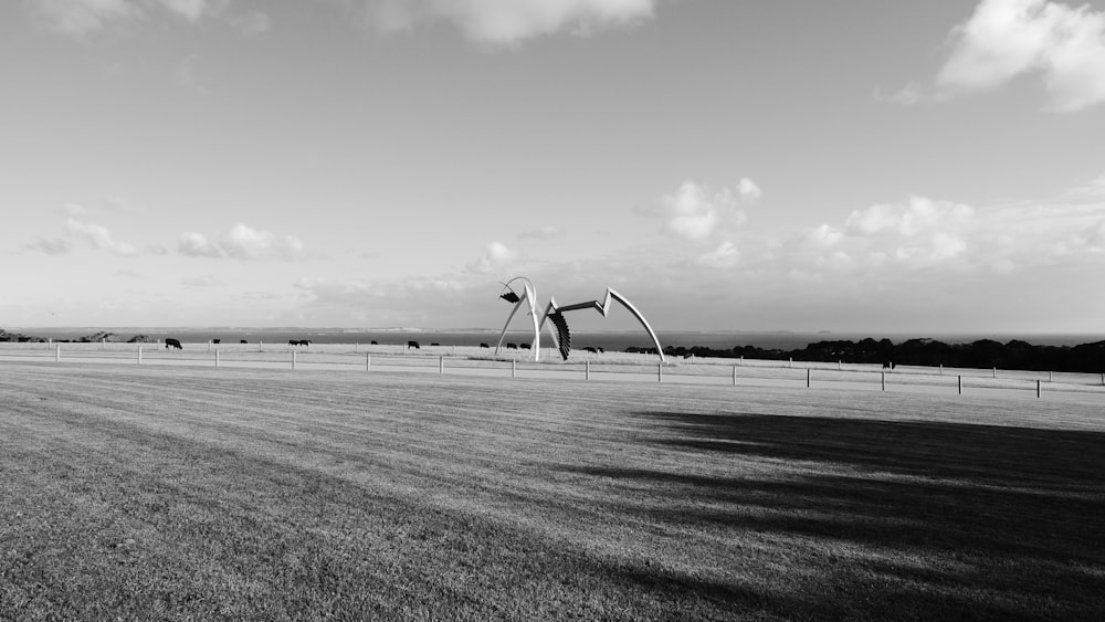 Photo en niveaux de gris d’une plage