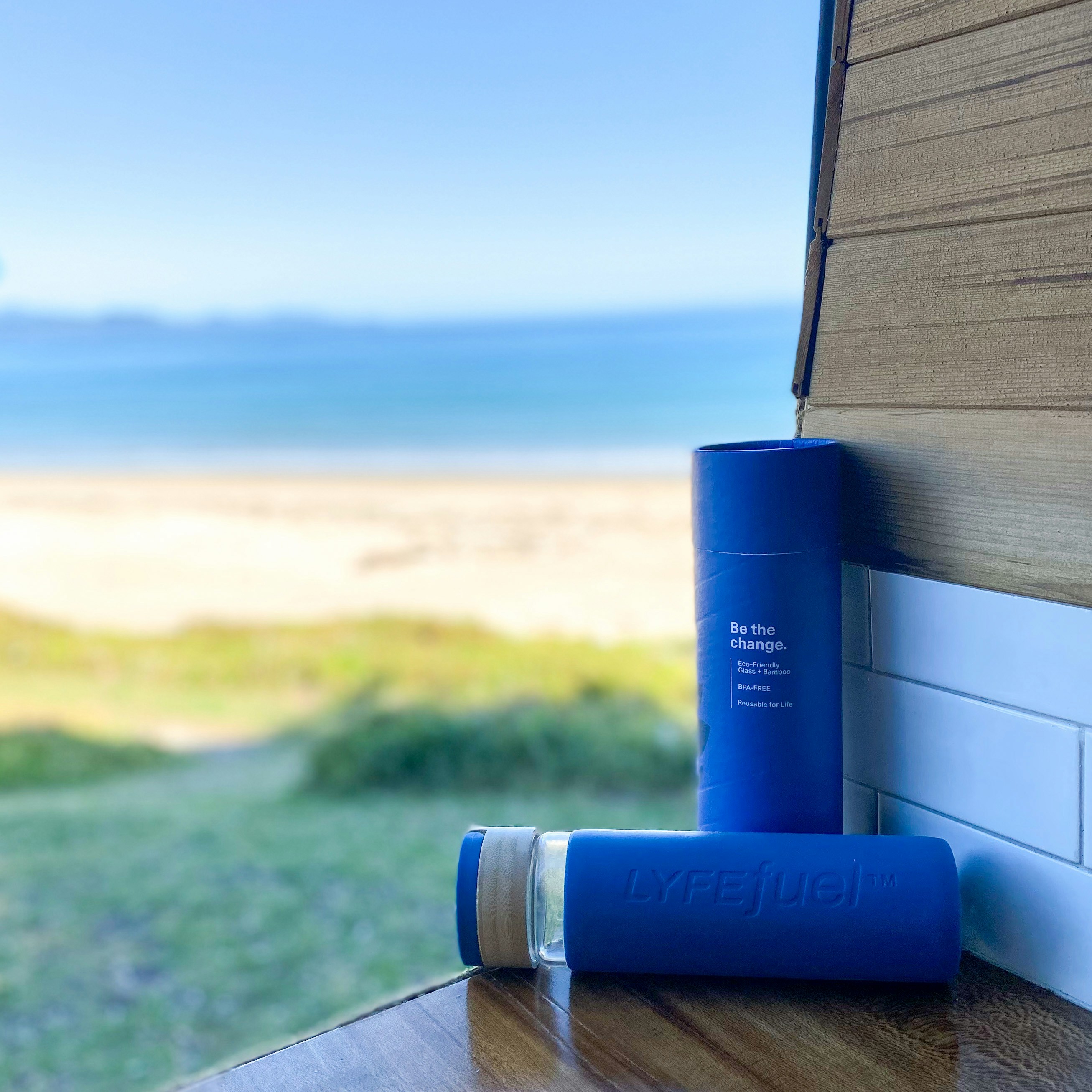 Fil bleu sur table en bois marron photo Photo Bois Gratuite sur Unsplash