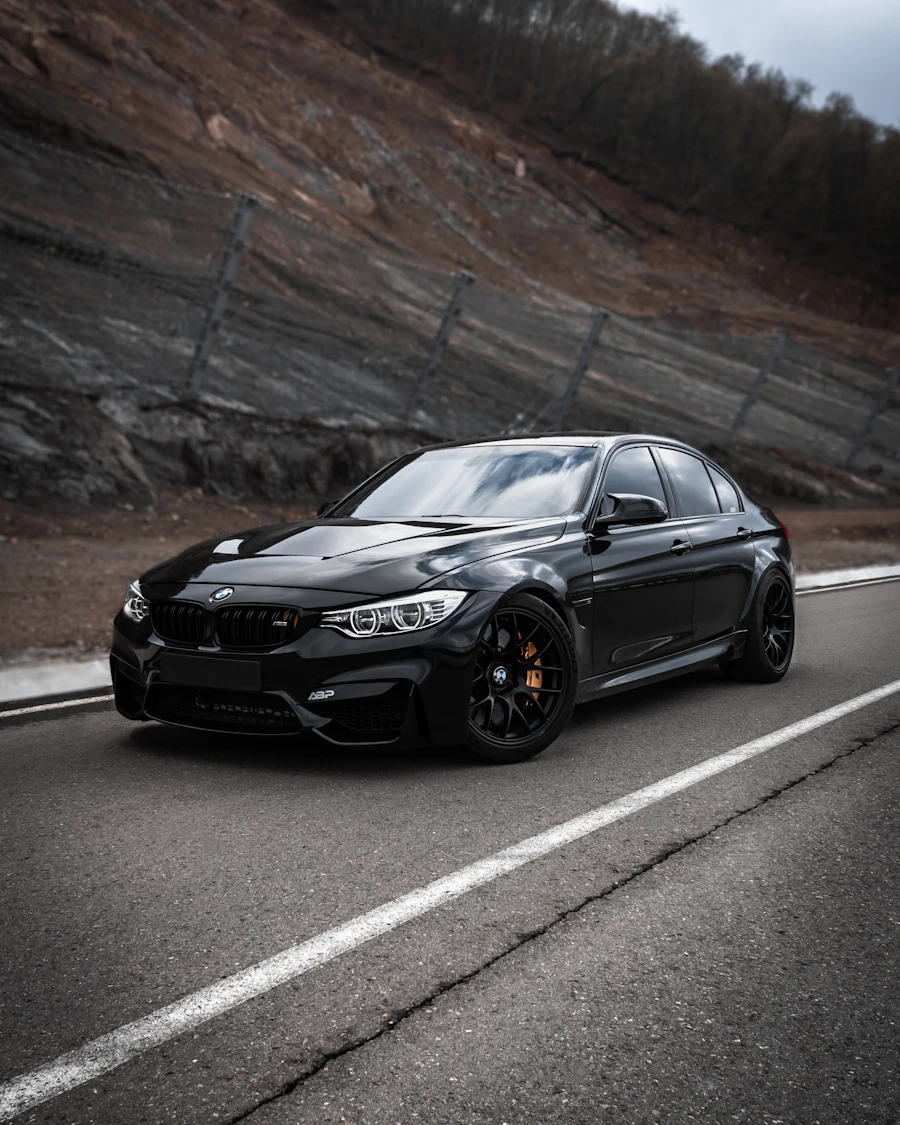 BMW M3 e zezë në rrugë