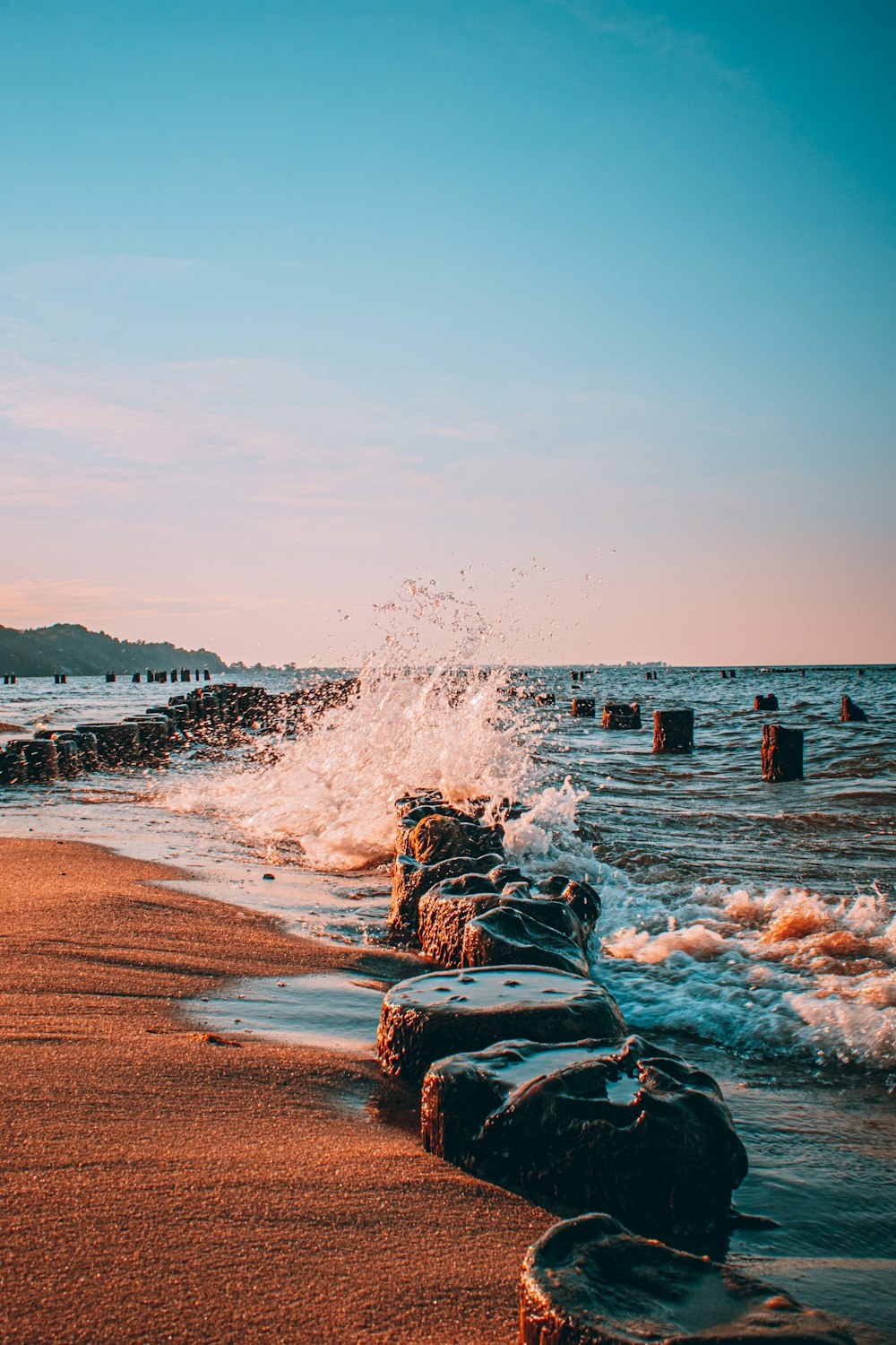 Onde del mare che si infrangono sulla riva durante il giorno