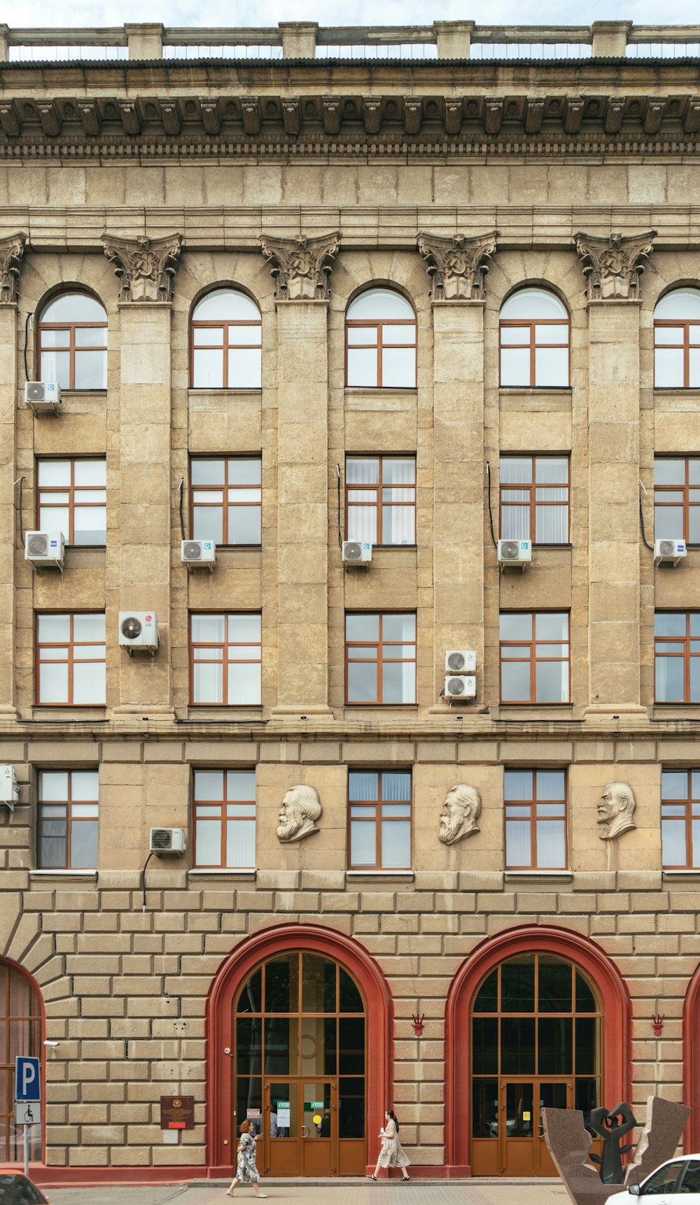 Braunes Betongebäude mit Glasfenstern