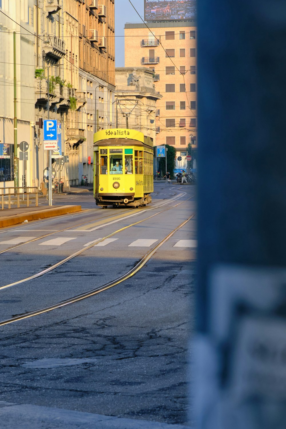 tram giallo e bianco su strada durante il giorno