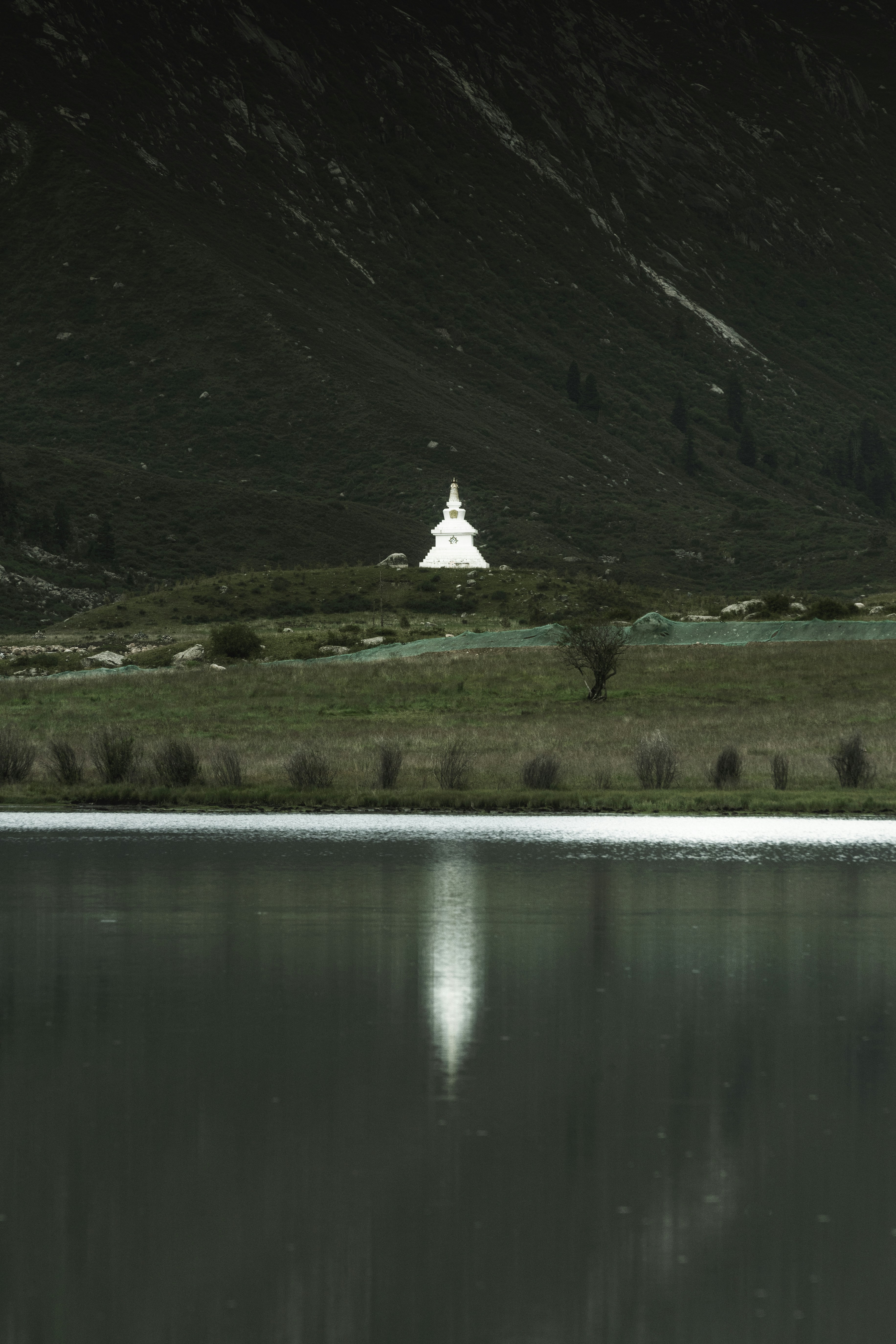 Casa Blanca en un campo de hierba verde cerca del lago